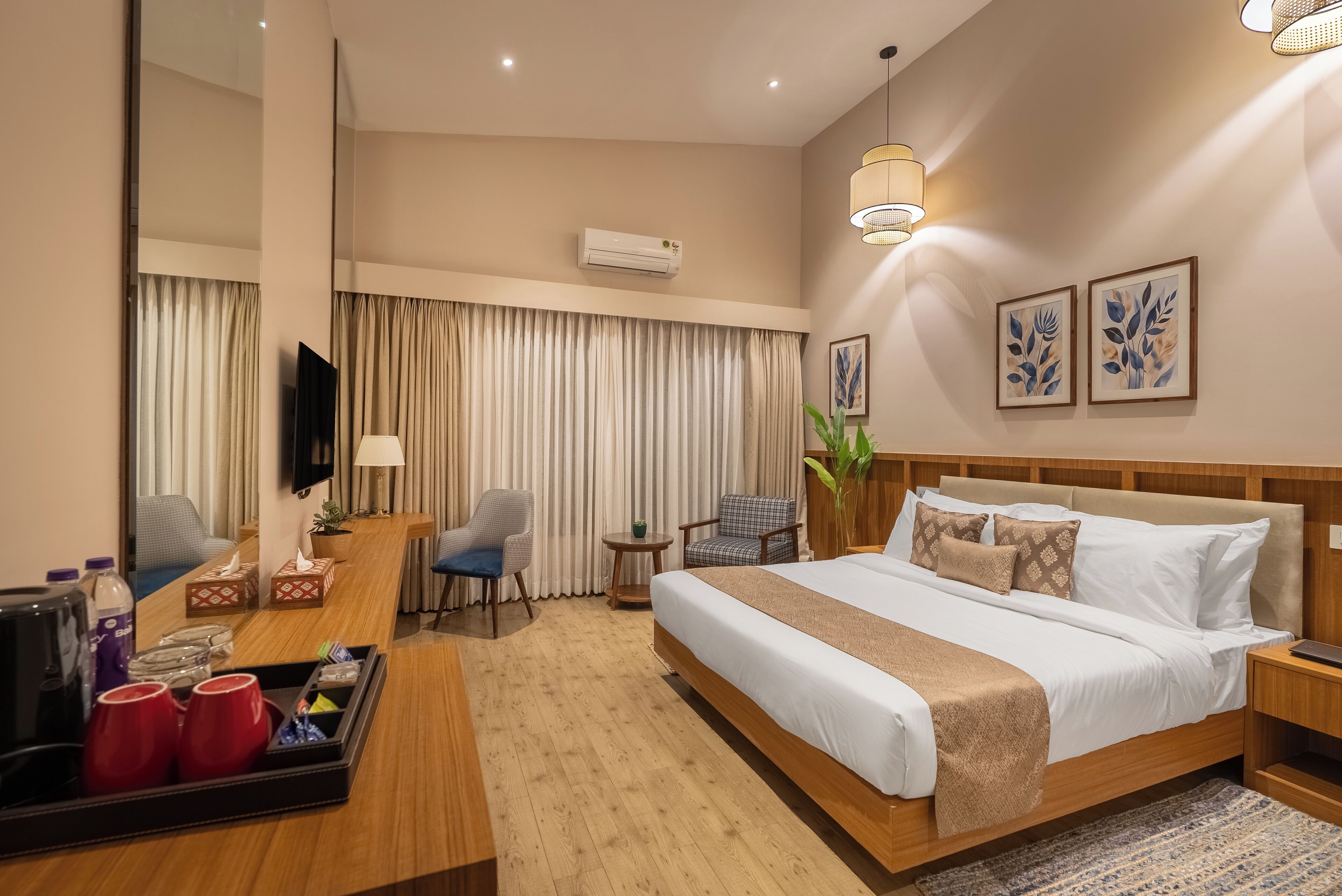 Aashi Superior Room | Minibar, in-room safe, desk, blackout drapes