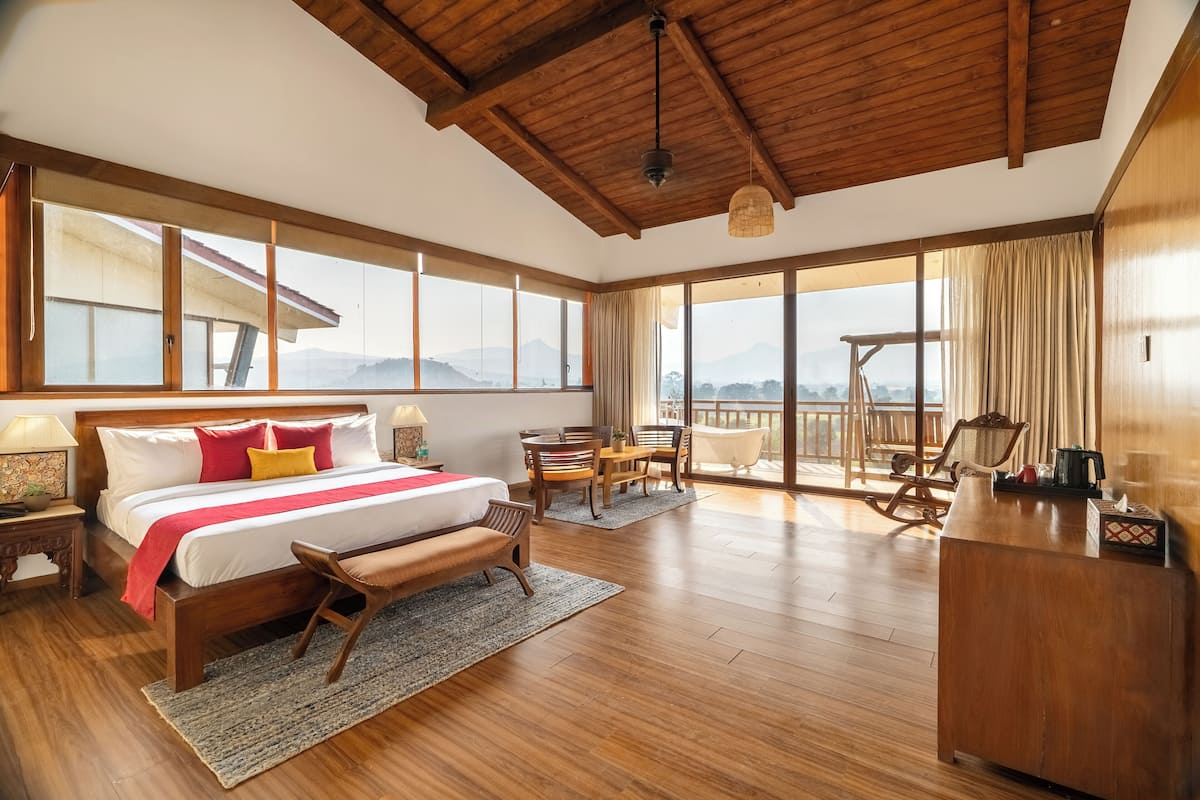 Avyana Skyvilla with Open Air Bathtub | Minibar, in-room safe, desk, blackout drapes