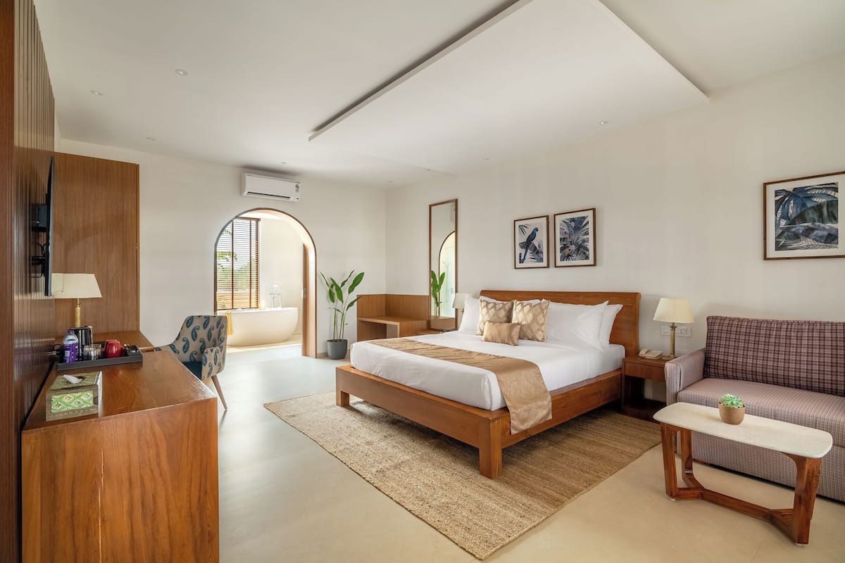 Signature Suite with Bay Window | Minibar, in-room safe, desk, blackout drapes