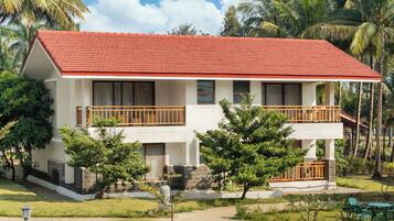 Luxury Suite | In-room safe, desk, blackout drapes, rollaway beds