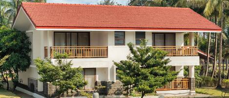 Luxury Suite | In-room safe, desk, blackout drapes, rollaway beds