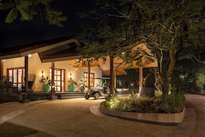 Interior entrance - The White Resort and Spa Pawna (Mawal)