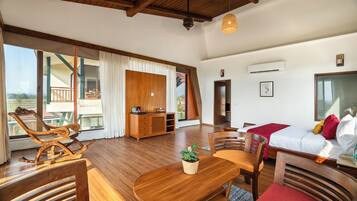 Junior Suite | In-room safe, desk, blackout drapes, rollaway beds