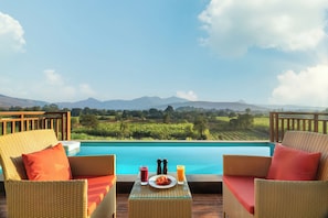 Outdoor pool, pool umbrellas, sun loungers - The White Resort and Spa Pawna (Mawal)