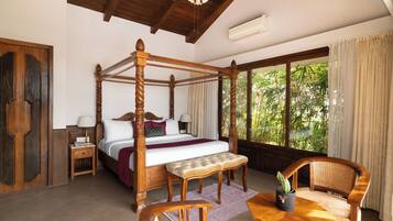 Samara Luxury Villa with Jacuzzi | In-room safe, desk, blackout drapes, free WiFi