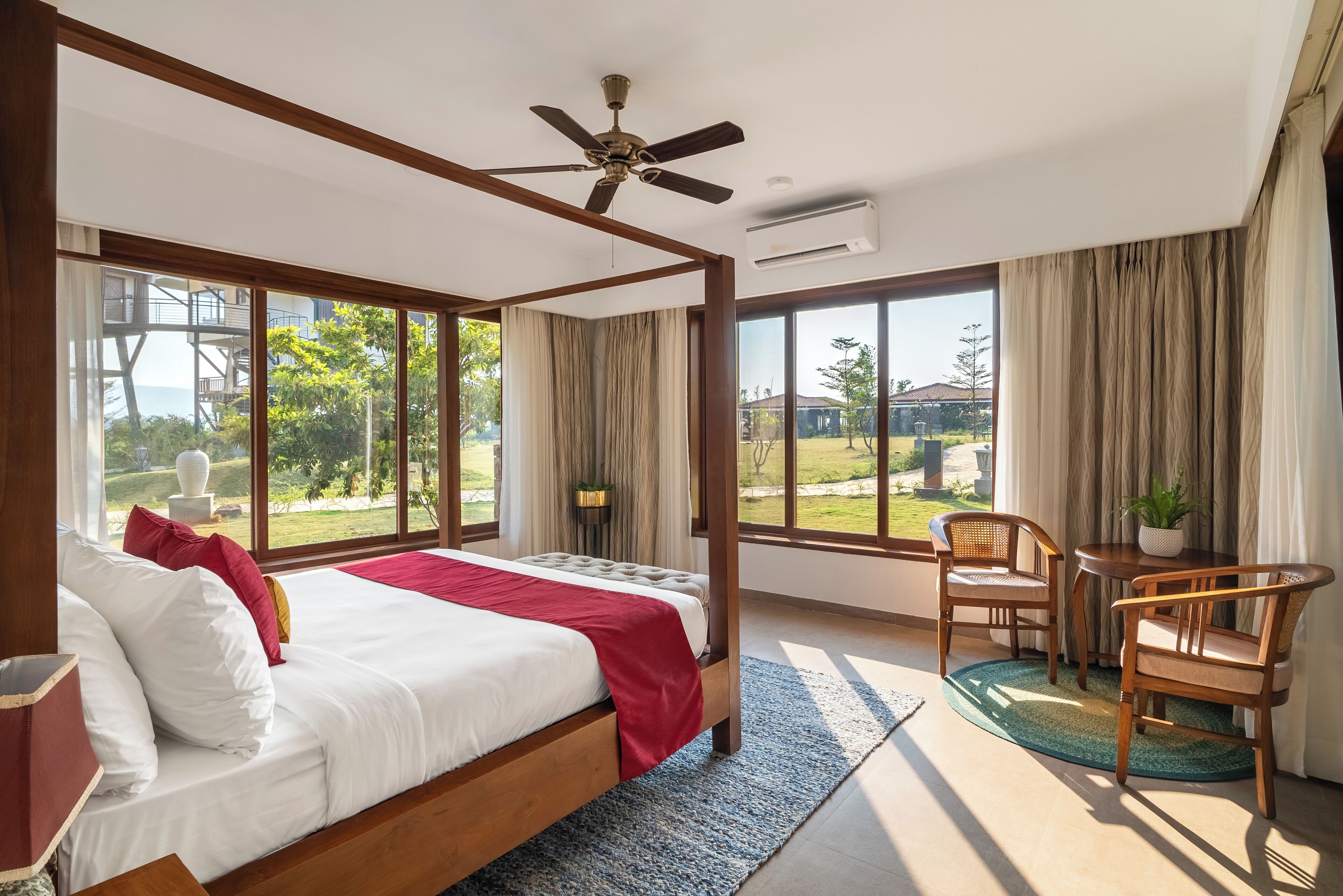 Amara 4 Bedroom Villa | Minibar, in-room safe, desk, blackout drapes