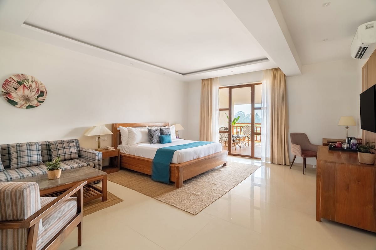 Signature Suite with Party Deck | Minibar, in-room safe, desk, blackout drapes