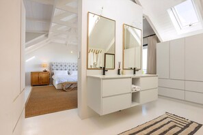 5 Schlafzimmer, Schreibtisch, Bügeleisen/Bügelbrett, kostenloses WLAN