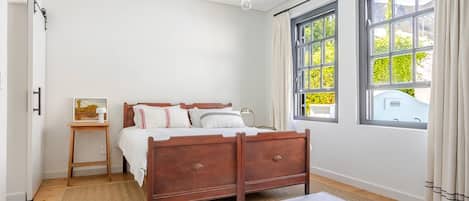 5 bedrooms, desk, iron/ironing board, free WiFi