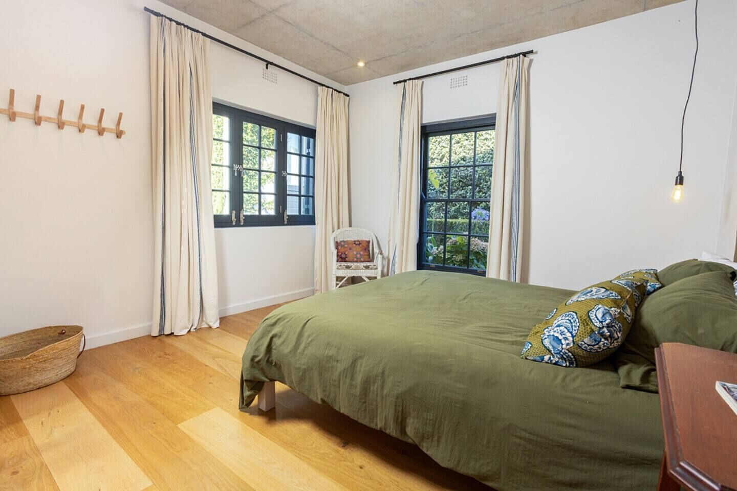 5 bedrooms, desk, iron/ironing board, free WiFi