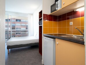 Fridge, microwave, coffee/tea maker, electric kettle - Charming studio for 2 people, pool view, balcony (Agde)