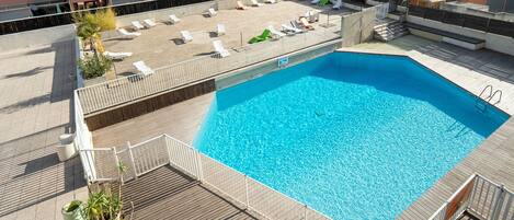 حمّام سباحة مُدفَّأ