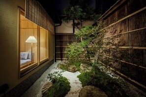 Maison mitoyenne, vue jardin | Enceinte de l’hébergement