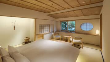 Townhome - utsikt mot trädgården | Mörkläggningsgardiner, strykjärn/strykbräda och gratis wi-fi