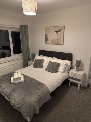 3 bedrooms, iron/ironing board, WiFi, bed sheets - Rowe Terrace Workington (Workington)