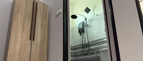 Deluxe House | Bathroom | Shower, hair dryer, towels, soap