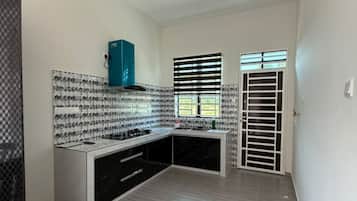 Deluxe House | Private kitchen | Fridge, cookware/dishes/utensils