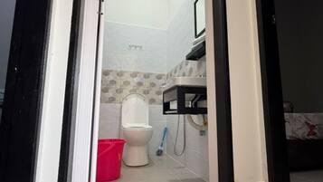 Deluxe-talo | Kylpyhuone | Suihku, hiustenkuivaaja, pyyhkeet, saippua