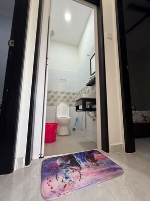 Deluxe-talo | Kylpyhuone | Suihku, hiustenkuivaaja, pyyhkeet, saippua