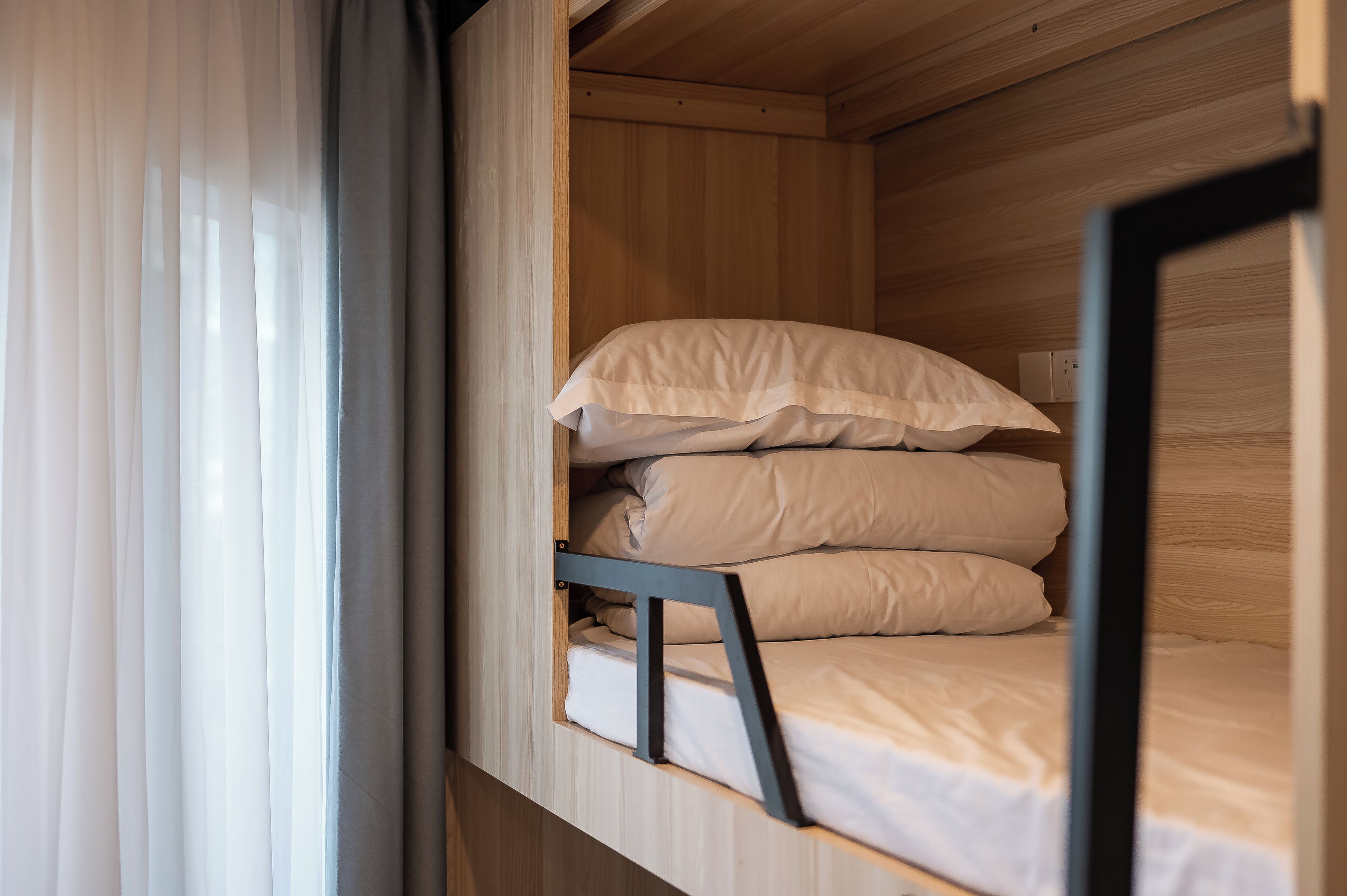 Màn/rèm cản sáng, phòng cách âm, bàn ủi/dụng cụ ủi quần áo 