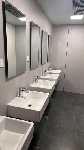 Hair dryer, towels, shampoo, toilet paper - Dayin International Youth Hostel (Shanghai)