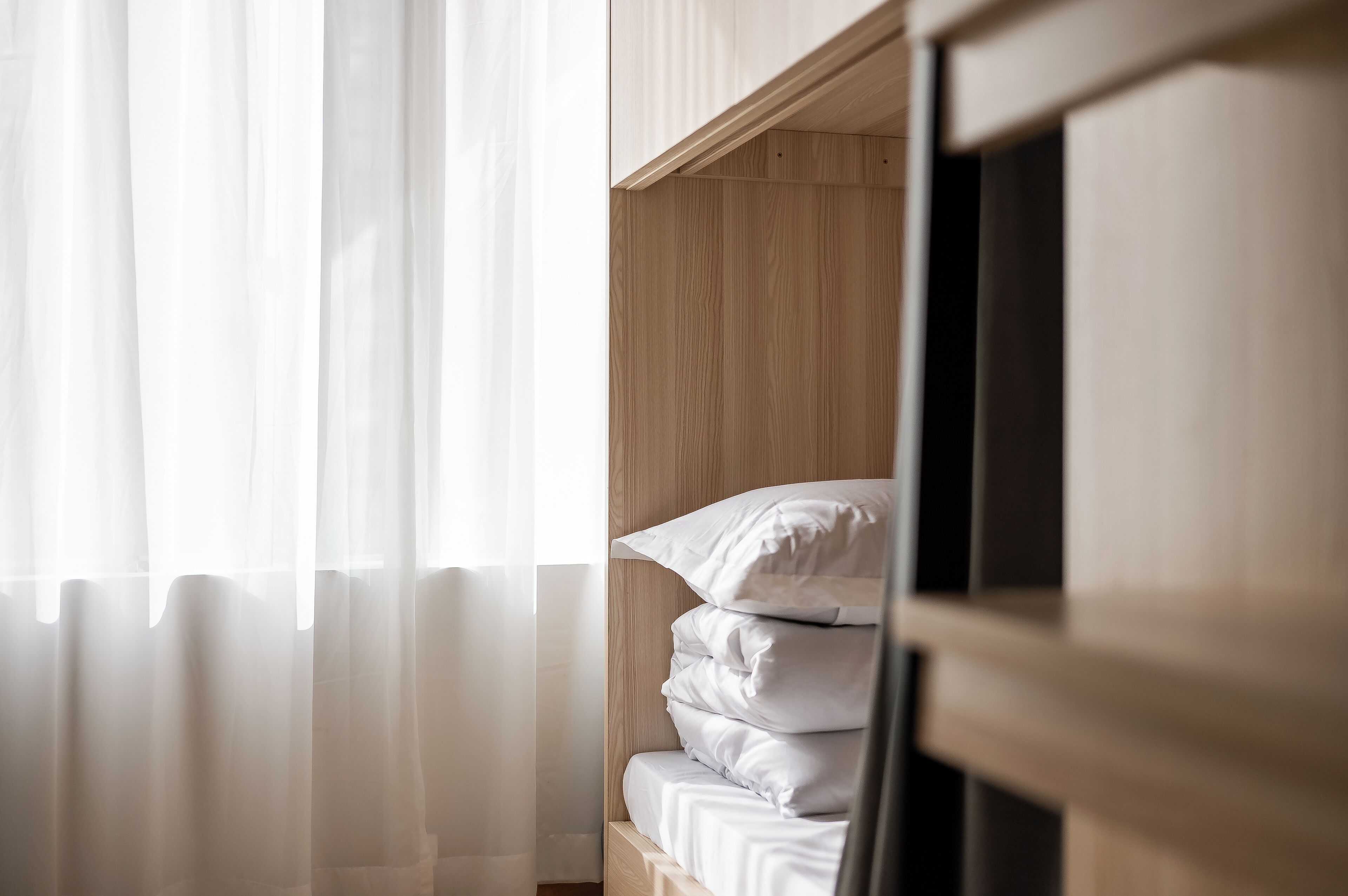 Màn/rèm cản sáng, phòng cách âm, bàn ủi/dụng cụ ủi quần áo 