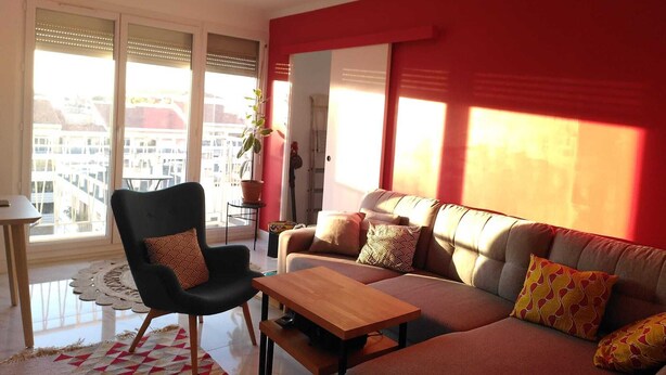 Un salon moderne avec un canapé, un fauteuil et une table basse en bois.
