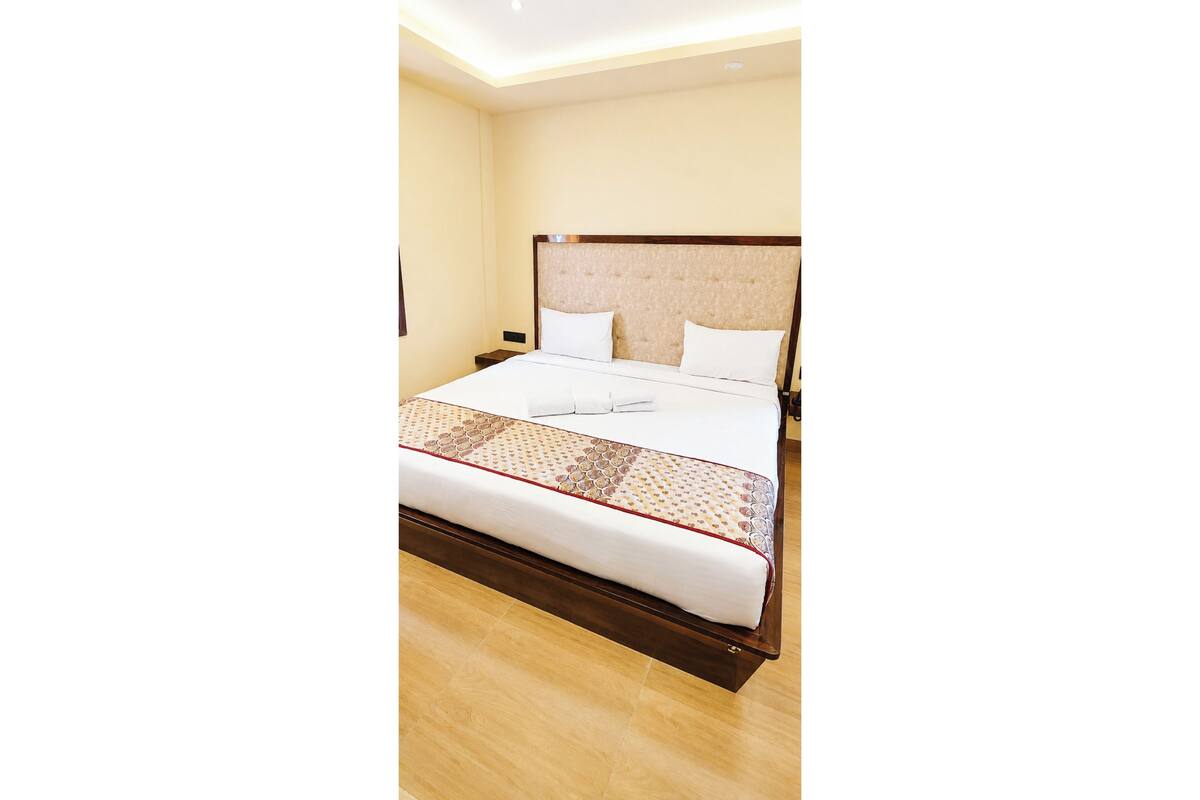 Hypo-allergenic bedding, desk, soundproofing, free WiFi