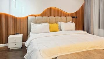 Apartamento luxo, sacada, vista para a cidade | Cofres nos quartos, escrivaninha, espaço de trabalho para notebook