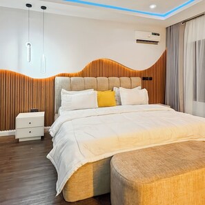Apartament Deluxe, balcó, vistes a la ciutat | Caixa forta a l'habitació i escriptori 