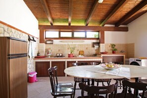 Dining - Spacious Villa with Garden, WiFI, A/C, Outdoor kitchen, short walk to the Sea (Piana Calzata)