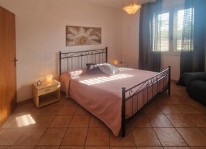 4 bedrooms, iron/ironing board, travel cot, free WiFi - Spacious Villa with Garden, WiFI, A/C, Outdoor kitchen, short walk to the Sea (Piana Calzata)