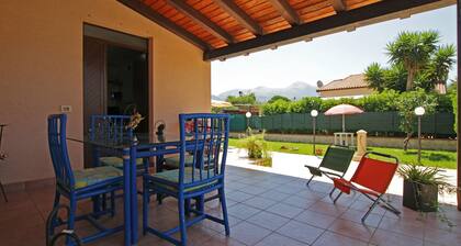 Spacious Villa with Garden, WiFI, A/C, Outdoor kitchen, short walk to the Sea