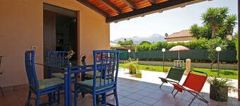 Spacious Villa with Garden, WiFI, A/C, Outdoor kitchen, short walk to the Sea