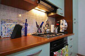 Réfrigérateur, four à micro-ondes, un four, surface de cuisson