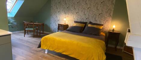 BĂŒgeleisen/BĂŒgelbrett, Reisekinderbett, kostenloses WLAN