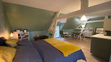 Iron/ironing board, travel cot, free WiFi