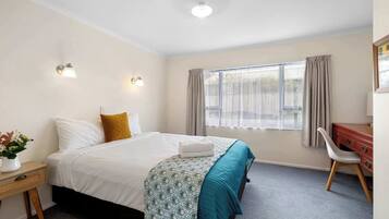 Desk, iron/ironing board, WiFi, bed sheets