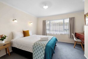 Desk, iron/ironing board, WiFi, bed sheets