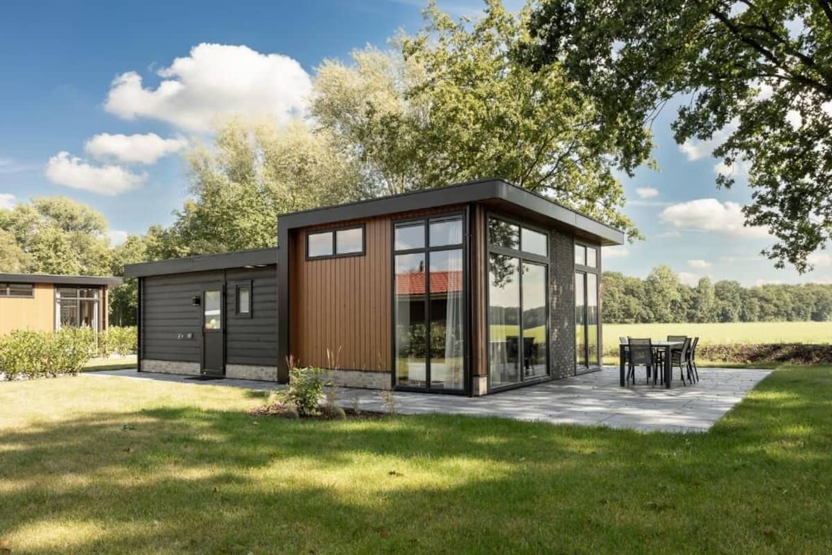 Een modern huis met een terras en een eethoek.