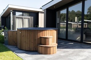 Outdoor spa tub - Residence Winterswijk (Winterswijk Huppel)