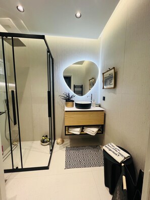 Shower, hair dryer, towels - Luxury & Romantic Escape – Ideal for Couples & Newlyweds (Kranidi)