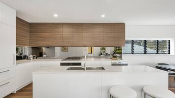 Micro-ondes, four, plaque de cuisson, lave-vaisselle