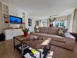 TV, fireplace - Salig Hüs - Salig Hüs Kampen, 120sqm with 4 bedrooms for up to 7-8 people (Kampen (Sylt))