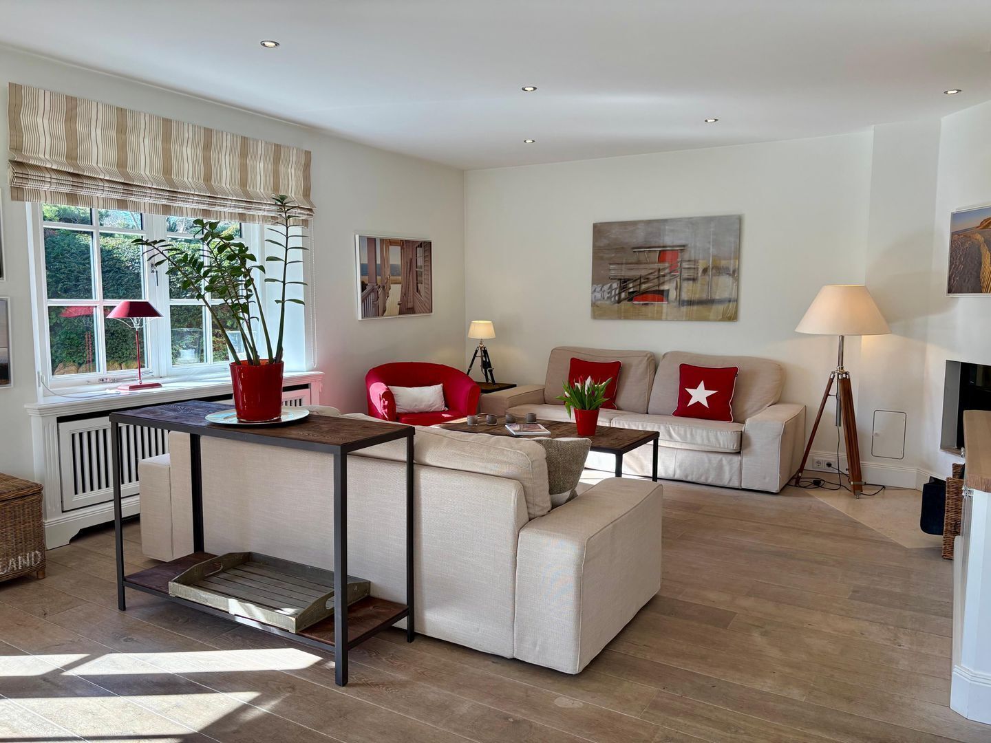 Ein Wohnzimmer mit Sofa, Sessel, Couchtisch und Esstisch.