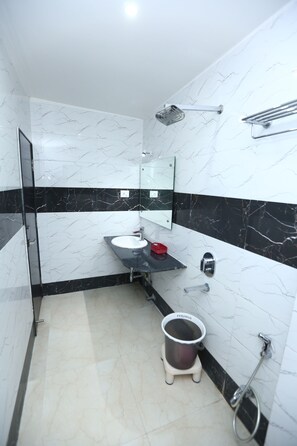 Executive Double or Twin Room, City View | Bilik Mandi | Pancuran mandi, tuala disediakan, sabun, tisu tandas 