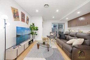 TV - Camperdown: Spacious Apt · 3 Beds + Large Space (Camperdown)