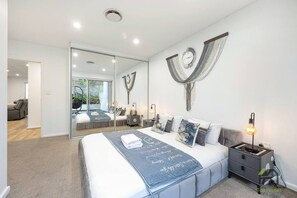 3 bedrooms, desk, iron/ironing board, WiFi - Camperdown: Spacious Apt · 3 Beds + Large Space (Camperdown)