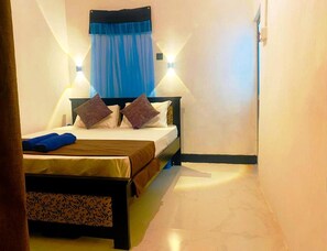 Habitació doble Comfort, vistes a la muntanya | Caixa forta a l'habitació i escriptori 