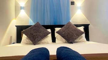 Comfort Double Room, Mountain View | In-room safe, desk, laptop workspace, soundproofing